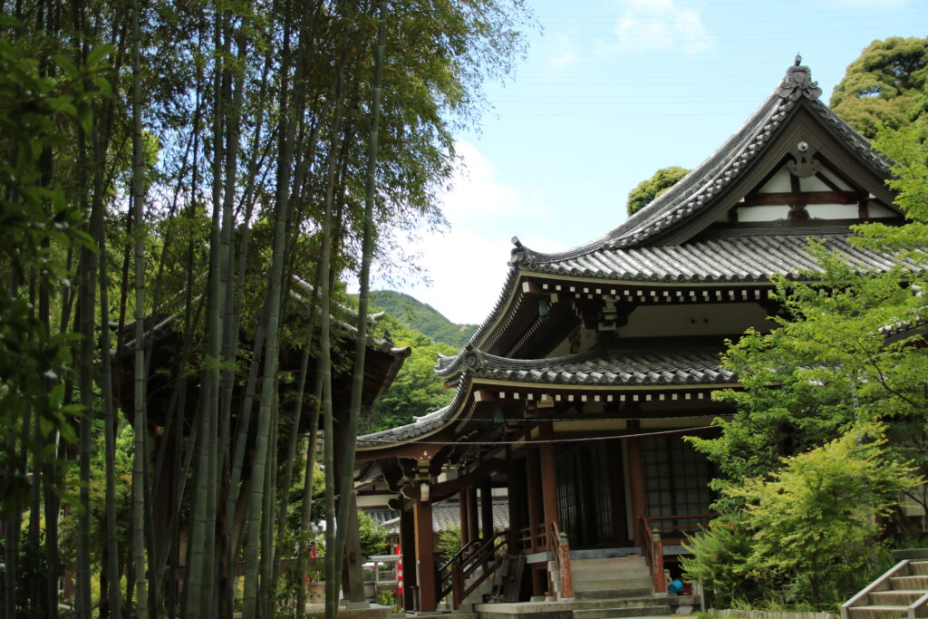 竹林に囲まれた寺院の本堂